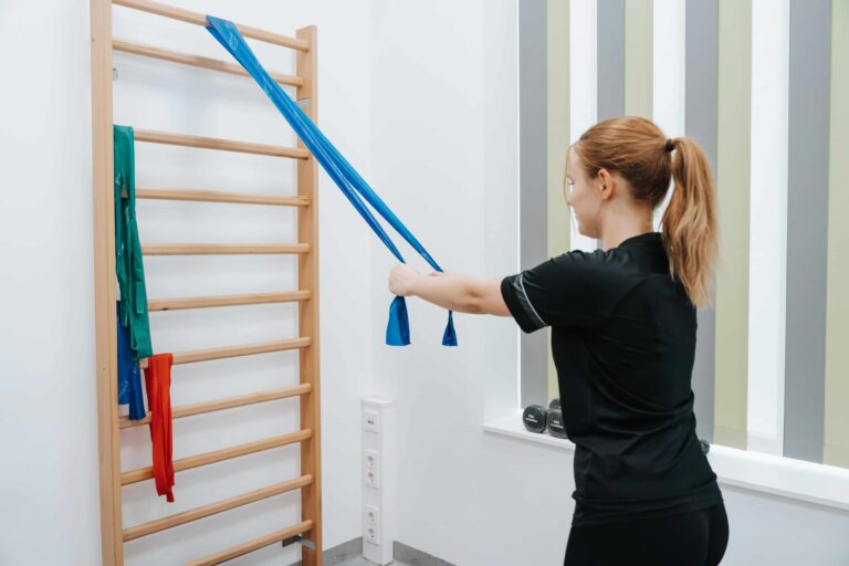 Frau bei der Sportphysiotherapie