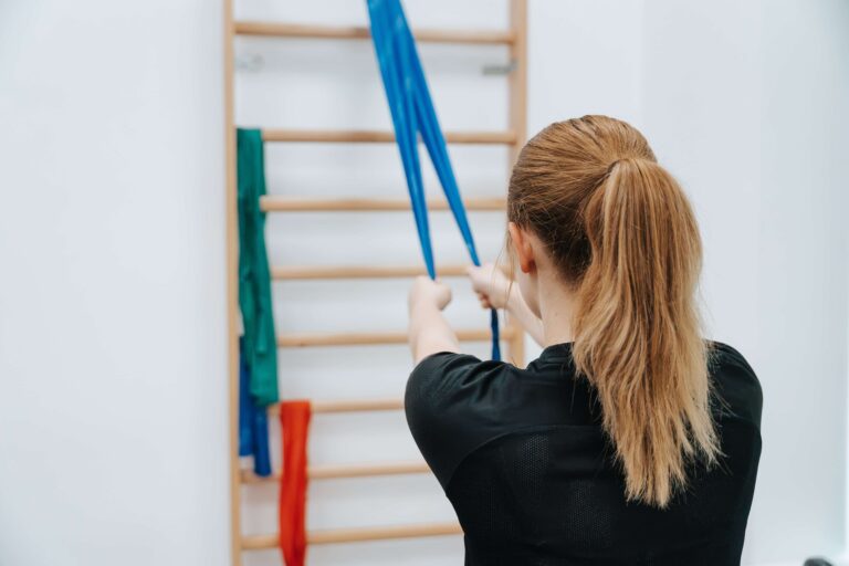 Frau bei der Sportphysiotherapie